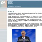 La photo est une saisie d'écran de la page d'accueil de l’Autorité bancaire européenne (ABE en français ou European Banking en anglais) sur laquelle figure la vidéo de Michel Barnier du 1er janvier 2011.