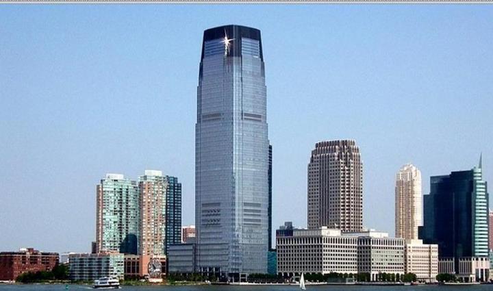 Ce gratte-ciel rutilant et imposant, situé dans le New Jersey, tout près de New York, est le siège mondial de Goldman Sachs. De façon symbolique, il écrase prétentieusement tout son environnement, y compris les autres gratte-ciels qui paraissent des nains à ses côtés. 