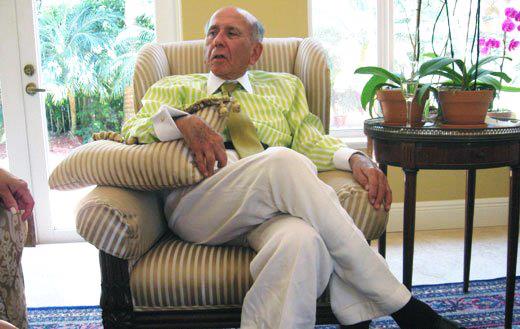 Carlos Andrés Pérez réfugié dans sa somptueuse villa de Miami (Floride) au début des années 2000. C'est là qu'il mourut en 2010 - aux États-Unis donc - entouré de sa famille comme un chef de la mafia, mais sous l’opprobre de tout son peuple. Mis à part les quelques milliers de Vénézuéliens, bien sûr, qu'il avait arrosés de largesses. L'ancien Président vénézuélien vécut ainsi les dix dernières années de sa vie, dans le luxe misérable procuré par ses « comptes secrets », alimentés par les détournements de fonds en tout genre auxquels il s’était livré pendant qu'il était chef d’État. Alimentés, sans doute aussi, par les services américains appropriés. À l'annonce de son décès, les grands médias occidentaux ne lui consacrèrent que quelques lignes fort discrètes, et pas le torrent de boue qu'ils viennent de jeter sur le corps encore chaud d'Hugo Chávez...